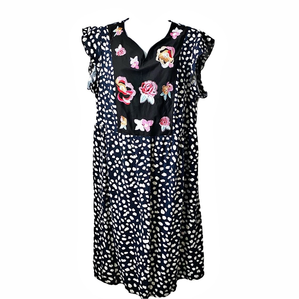KIRUNDO Babydoll Dress B&W print with floral embroidery and flutter sleeve